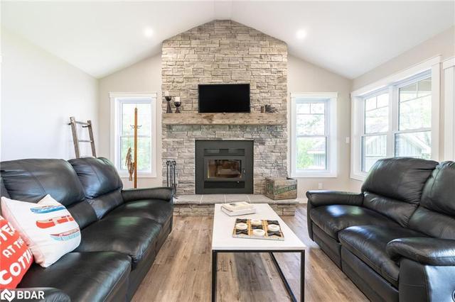 15 Rumohr Dr, House detached with 3 bedrooms, 1 bathrooms and 5 parking in Kawartha Lakes ON | Image 3