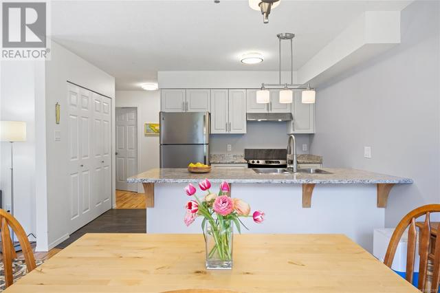 4 - 141 Sixth Ave E, Condo with 2 bedrooms, 2 bathrooms and 1 parking in Qualicum Beach BC | Image 3