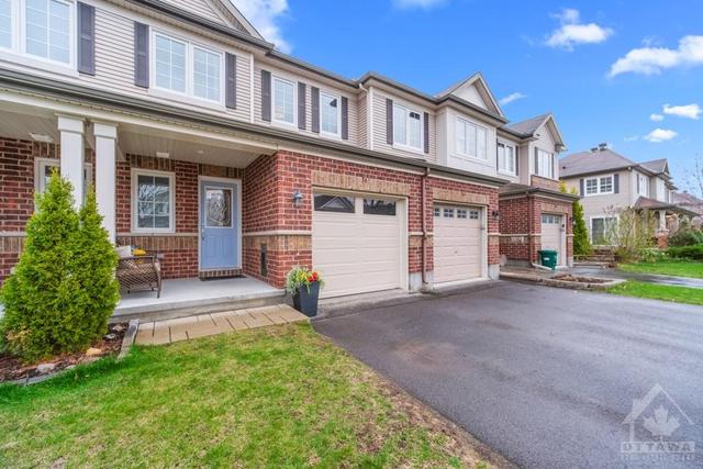 561 Dalewood Cres, Townhouse with 3 bedrooms, 3 bathrooms and 3 parking in Ottawa ON | Image 2