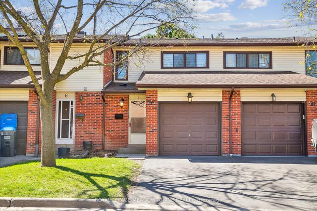 7 Collins Cres, Townhouse with 3 bedrooms, 3 bathrooms and 2 parking in Brampton ON | Image 1