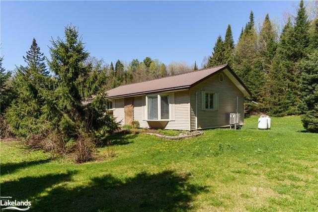 1139 High Falls Rd, House detached with 2 bedrooms, 1 bathrooms and 6 parking in Bracebridge ON | Image 28