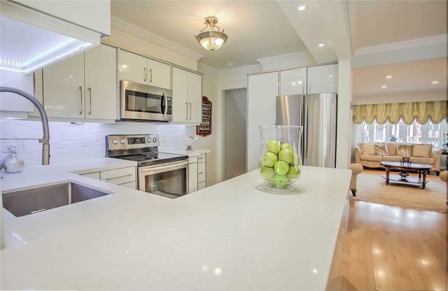 285 Cranbrooke Ave, House detached with 3 bedrooms, 3 bathrooms and 3 parking in Toronto ON | Image 3