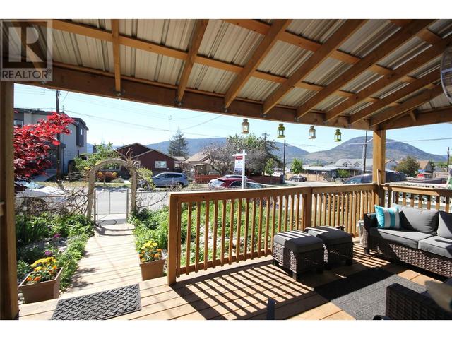 616 Burns St, House detached with 5 bedrooms, 2 bathrooms and null parking in Penticton BC | Image 3