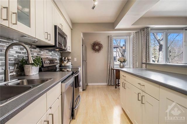 9 Reaney Court, Townhouse with 3 bedrooms, 2 bathrooms and 3 parking in Ottawa ON | Image 11
