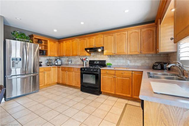 4 Valvano Crt, House detached with 4 bedrooms, 2 bathrooms and 6 parking in St. Catharines ON | Image 6