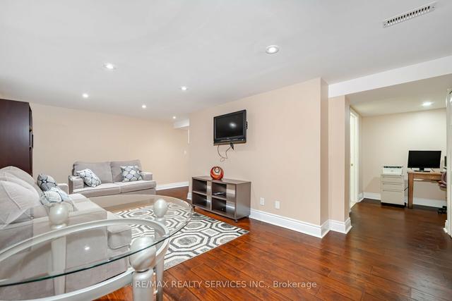 69 Town House Cres, Townhouse with 3 bedrooms, 2 bathrooms and 2 parking in Brampton ON | Image 14