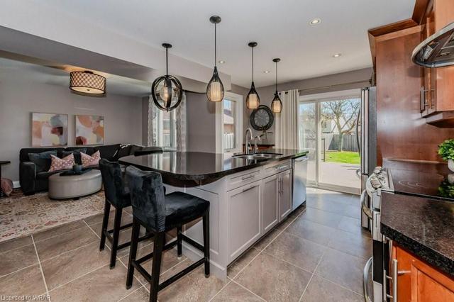614 Coppercroft Crt, House detached with 5 bedrooms, 3 bathrooms and 6 parking in Waterloo ON | Image 4