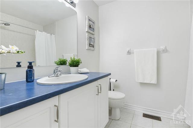 121 Tandalee Cres, Townhouse with 3 bedrooms, 3 bathrooms and 6 parking in Ottawa ON | Image 22