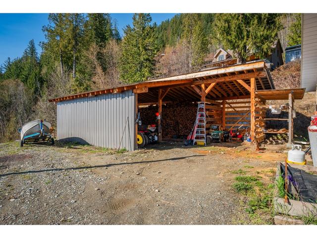3558 Sprague St, House detached with 3 bedrooms, 4 bathrooms and null parking in Central Kootenay D BC | Image 29
