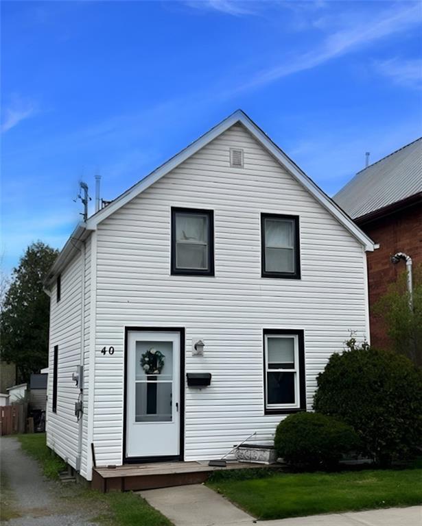 40 Charles Street, House detached with 2 bedrooms, 1 bathrooms and 1 parking in Brockville ON | Image 2