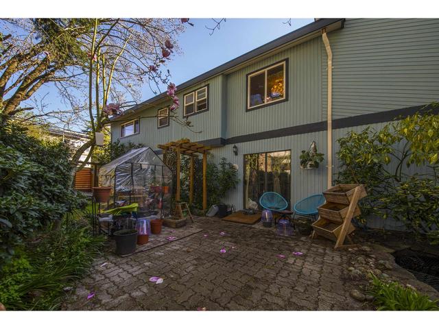 1071 Stevens St, House detached with 3 bedrooms, 3 bathrooms and 5 parking in White Rock BC | Image 32