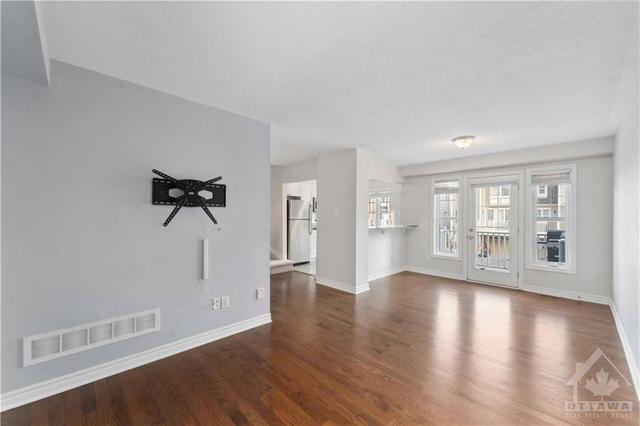 420 Rosingdale St, Townhouse with 2 bedrooms, 2 bathrooms and 3 parking in Ottawa ON | Image 8