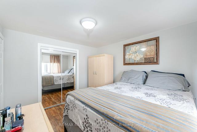 69 Town House Cres, Townhouse with 3 bedrooms, 2 bathrooms and 2 parking in Brampton ON | Image 7