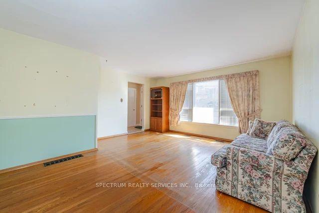 112 Wyndale Dr, House detached with 3 bedrooms, 2 bathrooms and 5 parking in Toronto ON | Image 4