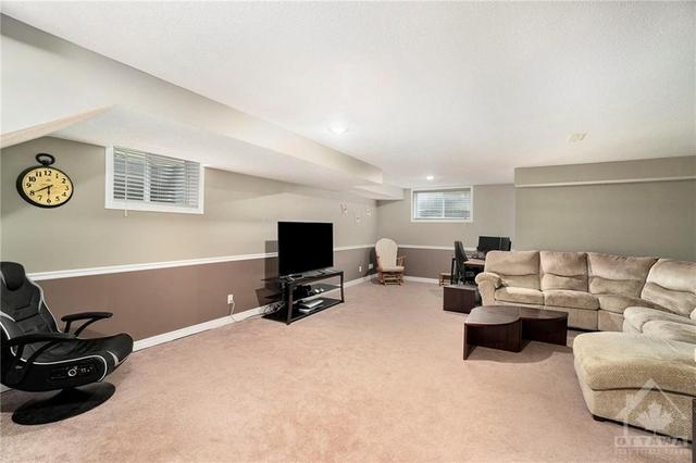 531 Devonwood Cir, Townhouse with 3 bedrooms, 3 bathrooms and 3 parking in Ottawa ON | Image 22