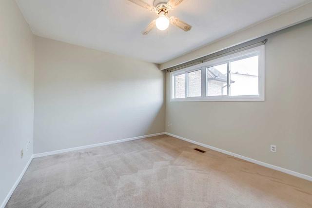 109 Collins Cres, Townhouse with 3 bedrooms, 2 bathrooms and 2 parking in Brampton ON | Image 7