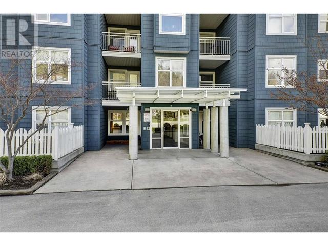 400 - 551 Yates Road, Condo with 2 bedrooms, 1 bathrooms and 1 parking in Kelowna BC | Image 2