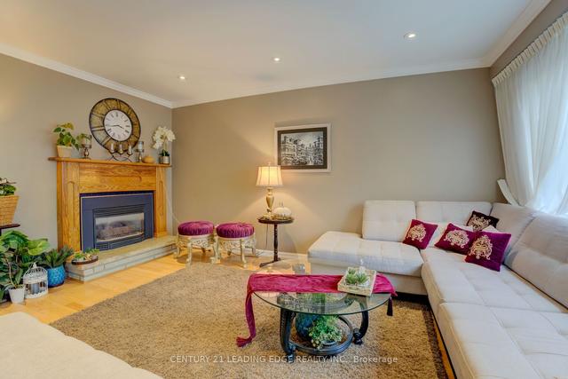 734 Briar Cres, House detached with 4 bedrooms, 3 bathrooms and 4 parking in Milton ON | Image 3