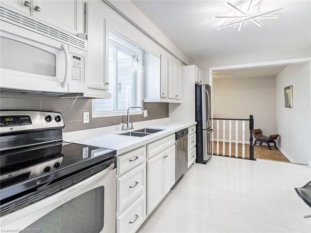 24 The Meadows Street, House detached with 3 bedrooms, 2 bathrooms and 5 parking in St. Catharines ON | Image 4