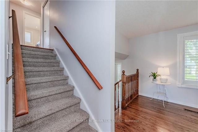23 Meadow Cres, House detached with 4 bedrooms, 3 bathrooms and 3 parking in Guelph ON | Image 14