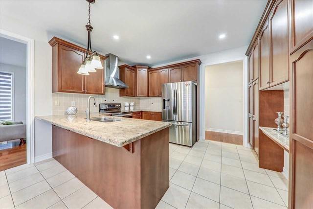 47 Prince Of Wales Dr, House detached with 5 bedrooms, 4 bathrooms and 4 parking in Markham ON | Image 2