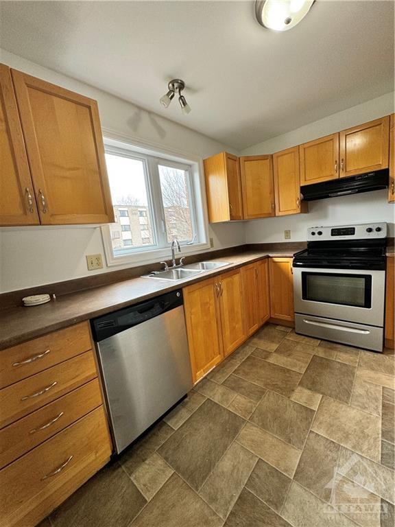 243 Willoughby Cres, Townhouse with 3 bedrooms, 2 bathrooms and 2 parking in Pembroke ON | Image 3