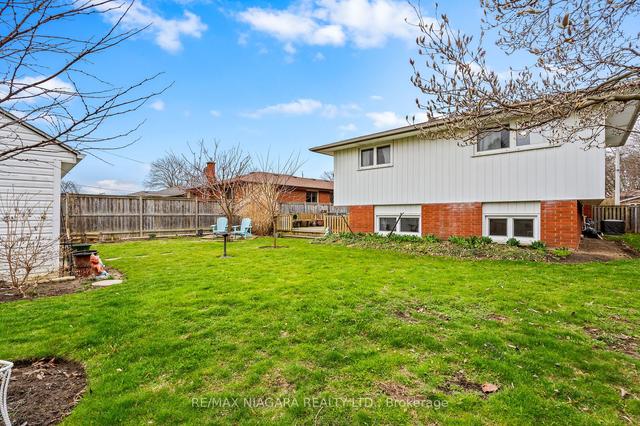 66 Prince Charles Dr, House detached with 3 bedrooms, 2 bathrooms and 5 parking in St. Catharines ON | Image 4