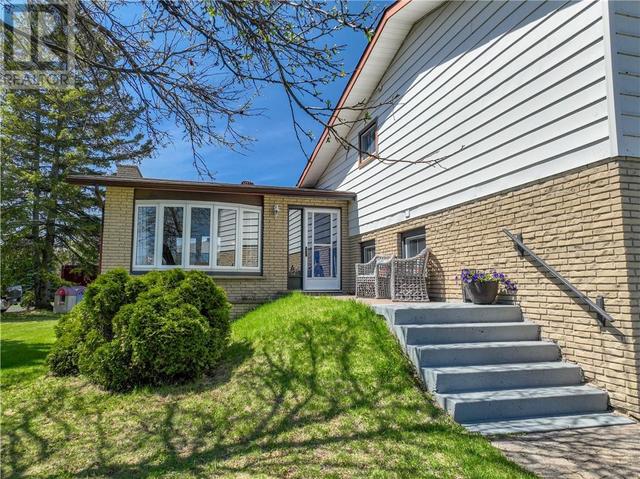 205 Laurin St, House detached with 5 bedrooms, 2 bathrooms and null parking in Greater Sudbury ON | Image 5
