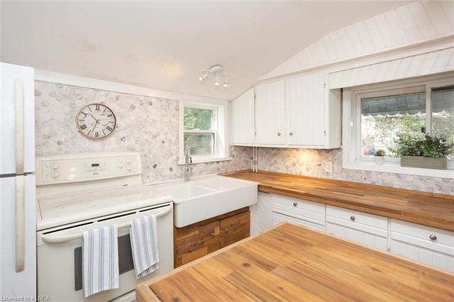 19 Prince St E, House detached with 3 bedrooms, 1 bathrooms and 4 parking in Kawartha Lakes ON | Image 4