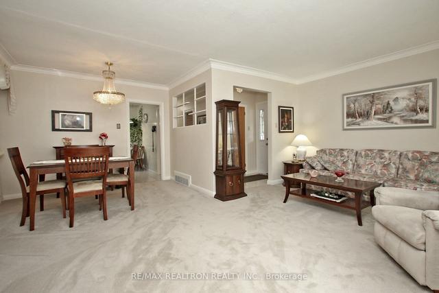 94 Dewey Dr, House detached with 3 bedrooms, 2 bathrooms and 5 parking in Toronto ON | Image 2