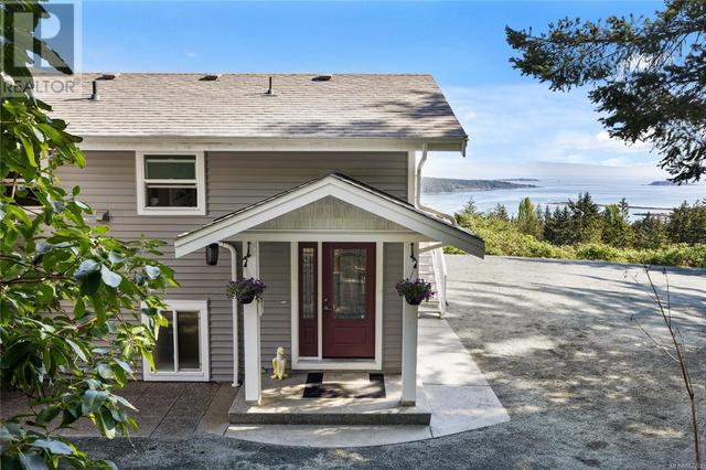 8475 Lisa Lane, House detached with 4 bedrooms, 3 bathrooms and 8 parking in Lantzville BC | Image 2