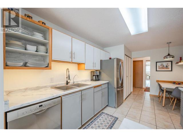 209 - 187 Warren Ave, Condo with 2 bedrooms, 2 bathrooms and 1 parking in Penticton BC | Image 2