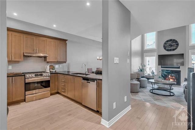230 Southbridge St, Townhouse with 2 bedrooms, 3 bathrooms and 2 parking in Ottawa ON | Image 6