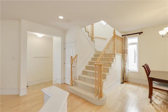 314 Laughlin Cir, House detached with 5 bedrooms, 4 bathrooms and 4 parking in Ottawa ON | Image 4