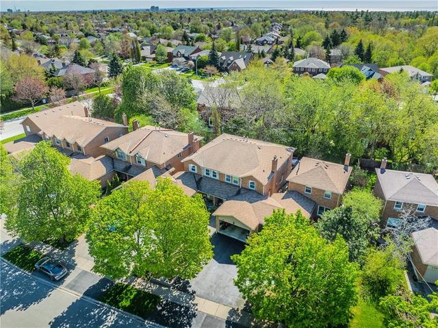 1402 Cedarglen Crt, House attached with 4 bedrooms, 2 bathrooms and 4 parking in Oakville ON | Image 32