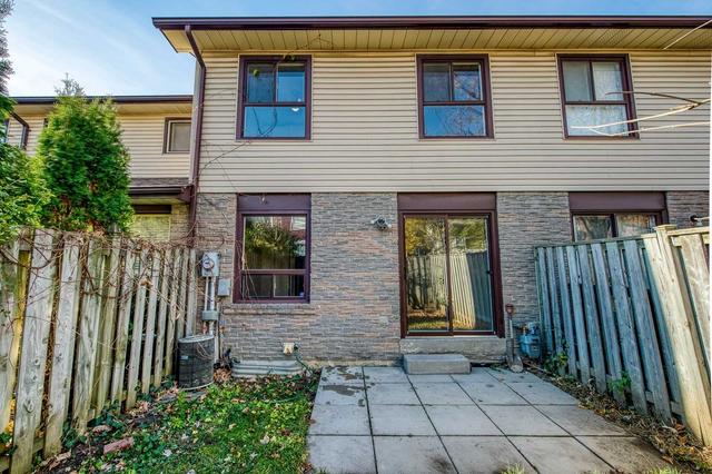 109 Collins Cres, Townhouse with 3 bedrooms, 2 bathrooms and 2 parking in Brampton ON | Image 17