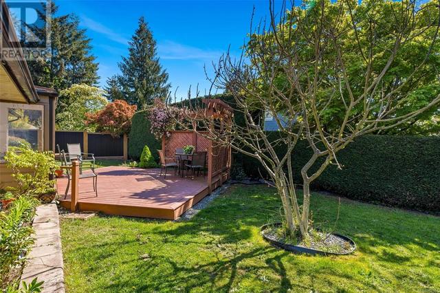 7826 Fairmeadow Pl, House detached with 2 bedrooms, 2 bathrooms and 4 parking in Central Saanich BC | Image 41