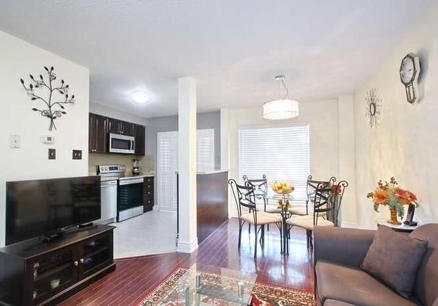 5 Goldenlight Circ, House attached with 3 bedrooms, 2 bathrooms and 2 parking in Brampton ON | Image 2