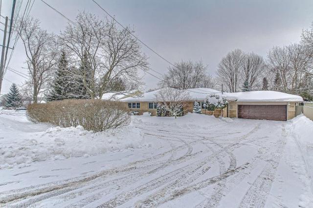 288 Sarnia Rd, House detached with 4 bedrooms, 2 bathrooms and null parking in London ON | Image 2