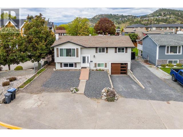 464 Mcphee St, House detached with 5 bedrooms, 2 bathrooms and 6 parking in Kelowna BC | Image 3