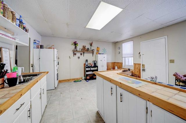 12 Gibson St, House detached with 5 bedrooms, 4 bathrooms and 6 parking in Parry Sound ON | Image 3