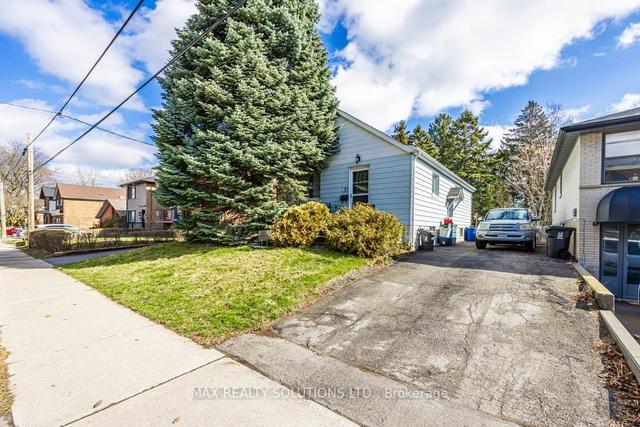 65 Fortieth St, House detached with 2 bedrooms, 1 bathrooms and 4 parking in Toronto ON | Image 15