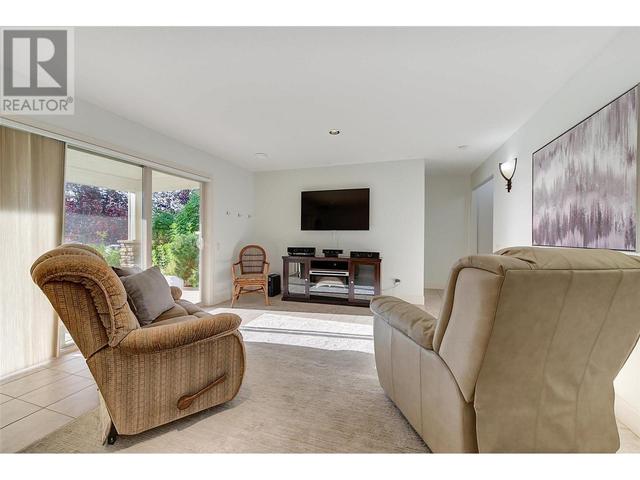 3429 Camelback Dr, House detached with 3 bedrooms, 2 bathrooms and 2 parking in Central Okanagan BC | Image 38