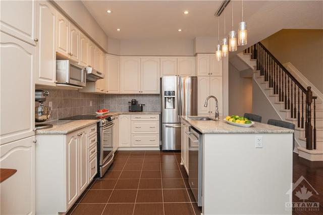 814 Fletcher Cir, Townhouse with 3 bedrooms, 3 bathrooms and 3 parking in Ottawa ON | Image 9