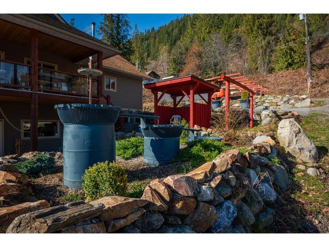 3558 Sprague St, House detached with 3 bedrooms, 4 bathrooms and null parking in Central Kootenay D BC | Image 18