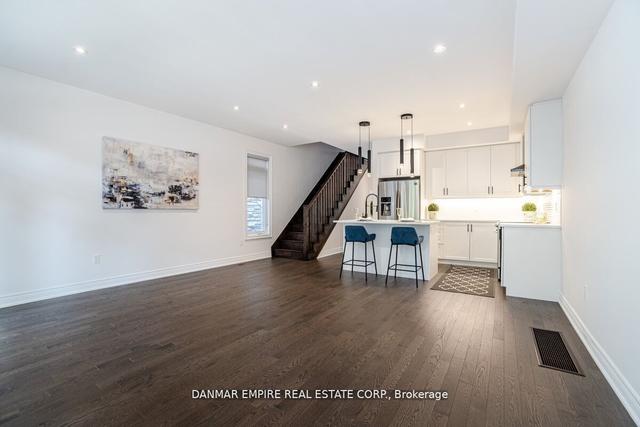 31 Hiawatha Crt, House semidetached with 3 bedrooms, 4 bathrooms and 3 parking in Vaughan ON | Image 5