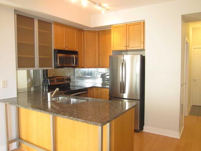 817 - 438 King St W, Condo with 2 bedrooms, 2 bathrooms and 1 parking in Toronto ON | Image 6