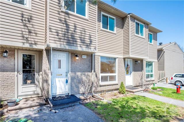 1379 Perez Cres, Townhouse with 3 bedrooms, 3 bathrooms and 1 parking in Ottawa ON | Image 1