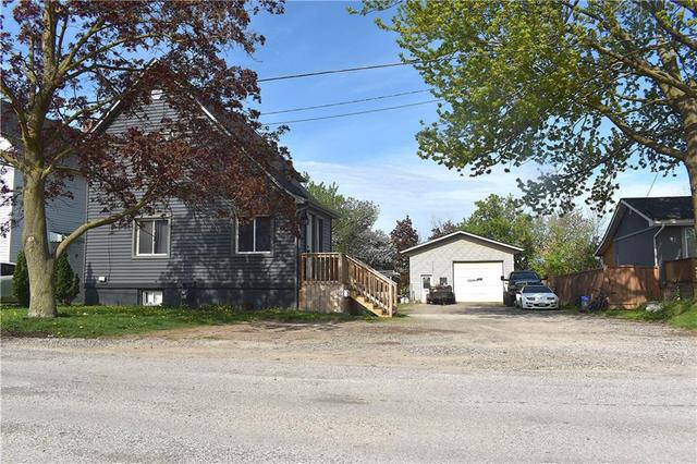 92 Hodgkins Ave, House detached with 2 bedrooms, 1 bathrooms and 15 parking in Thorold ON | Image 2