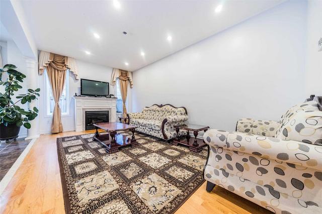 44 Moderna Dr, House detached with 4 bedrooms, 3 bathrooms and 4 parking in Vaughan ON | Image 4